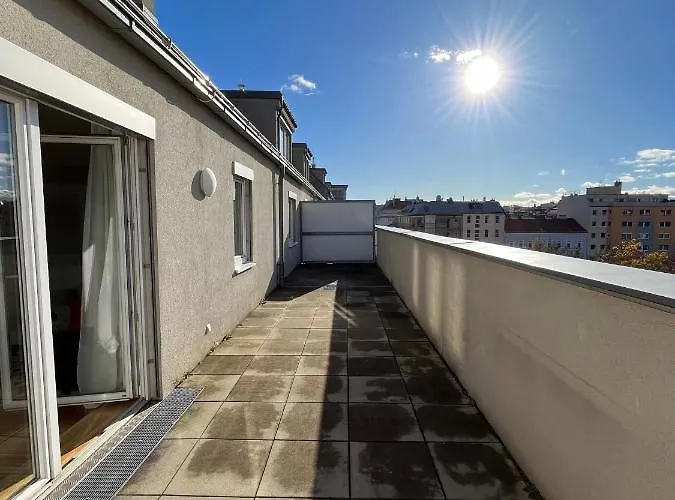 Penthouse Near Station With Free Parking
