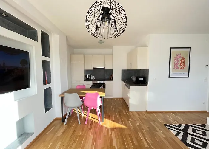 Penthouse Near Station With Free Parking *